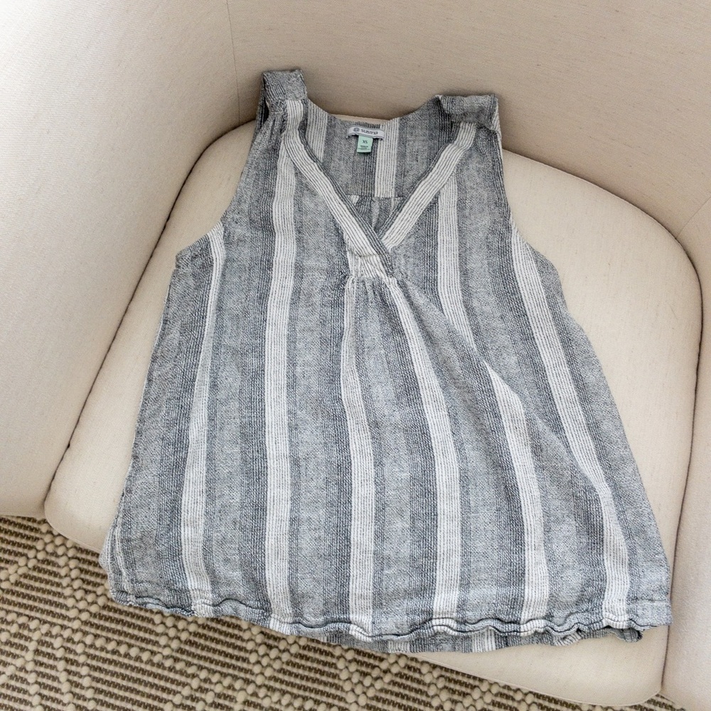 Sleeveless Black and White blouse.